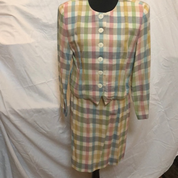 Dresses & Skirts - Adorable light skirt suit